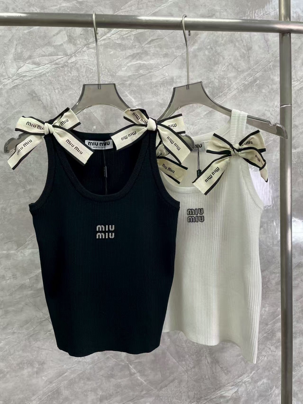 Shoulder strap bow vest