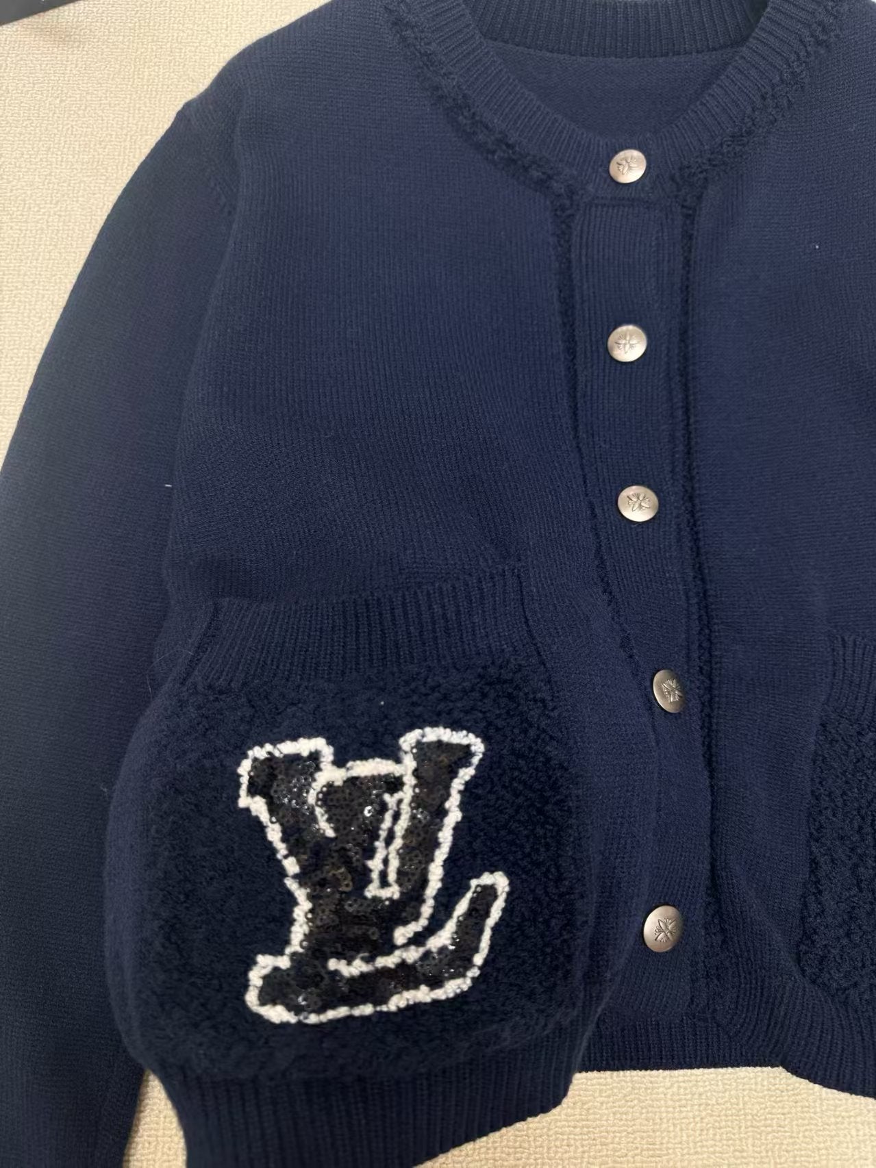 Cardigan knitted sweater