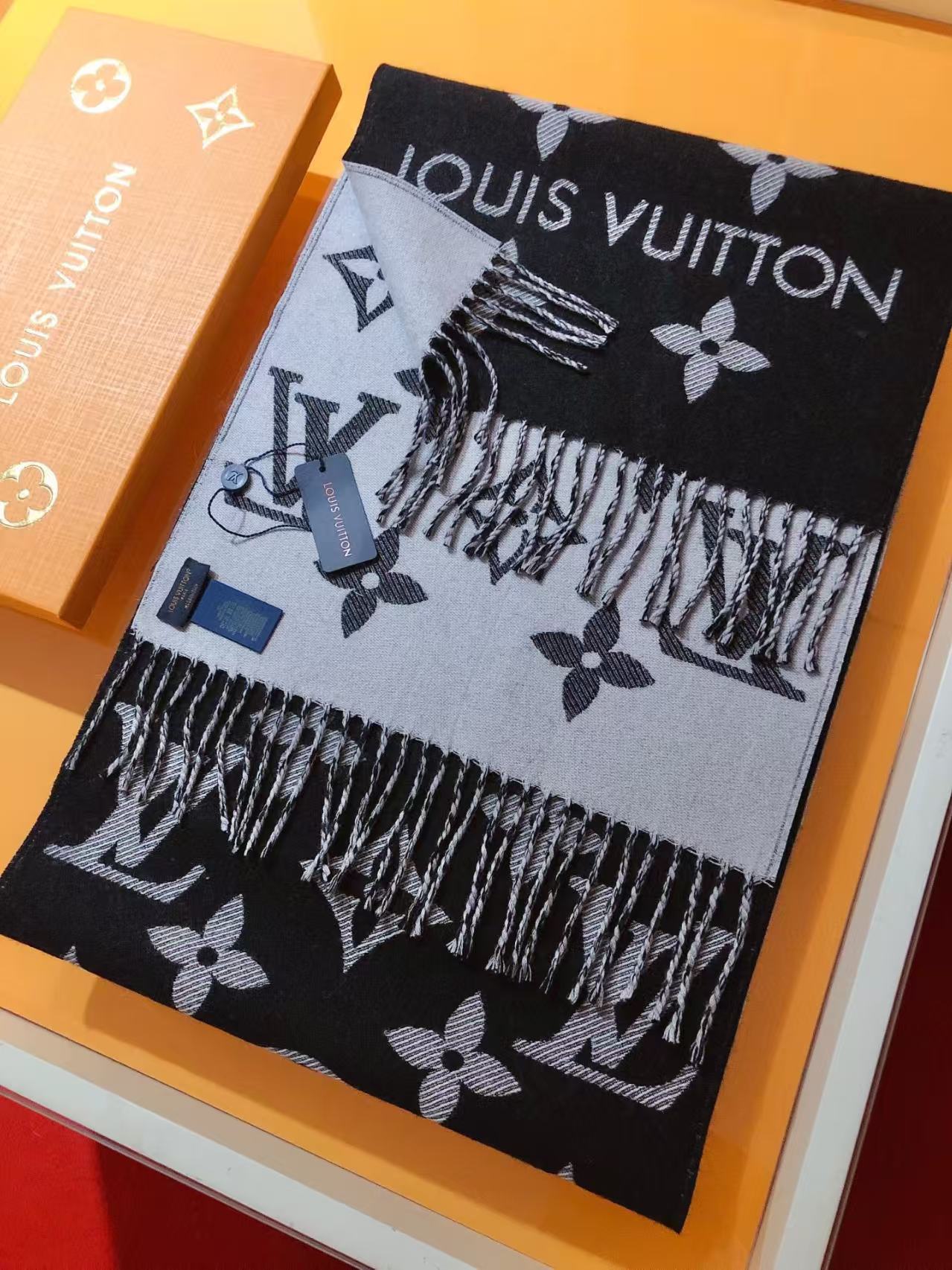 New autumn and winter scarves