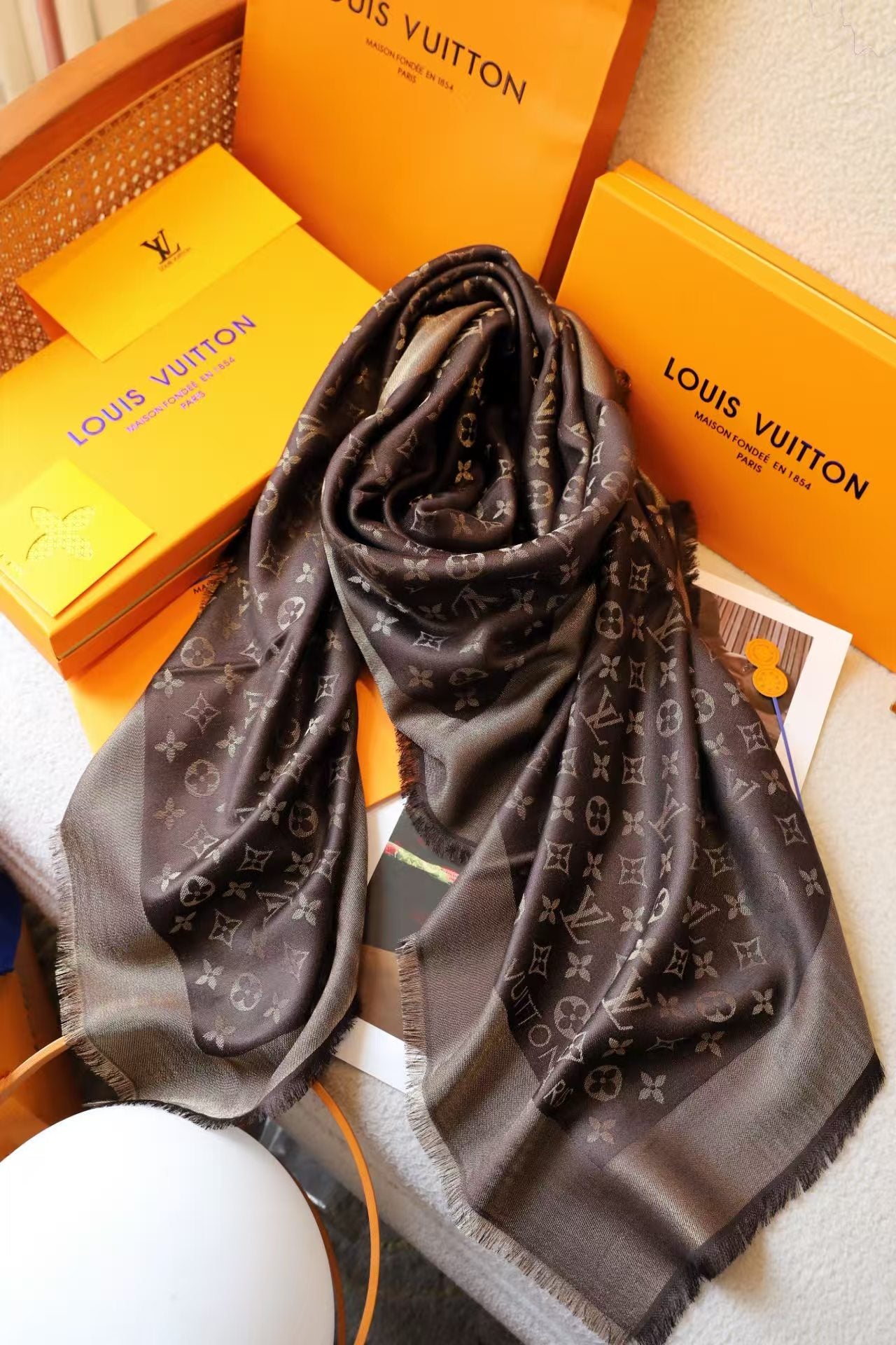 New versatile scarf