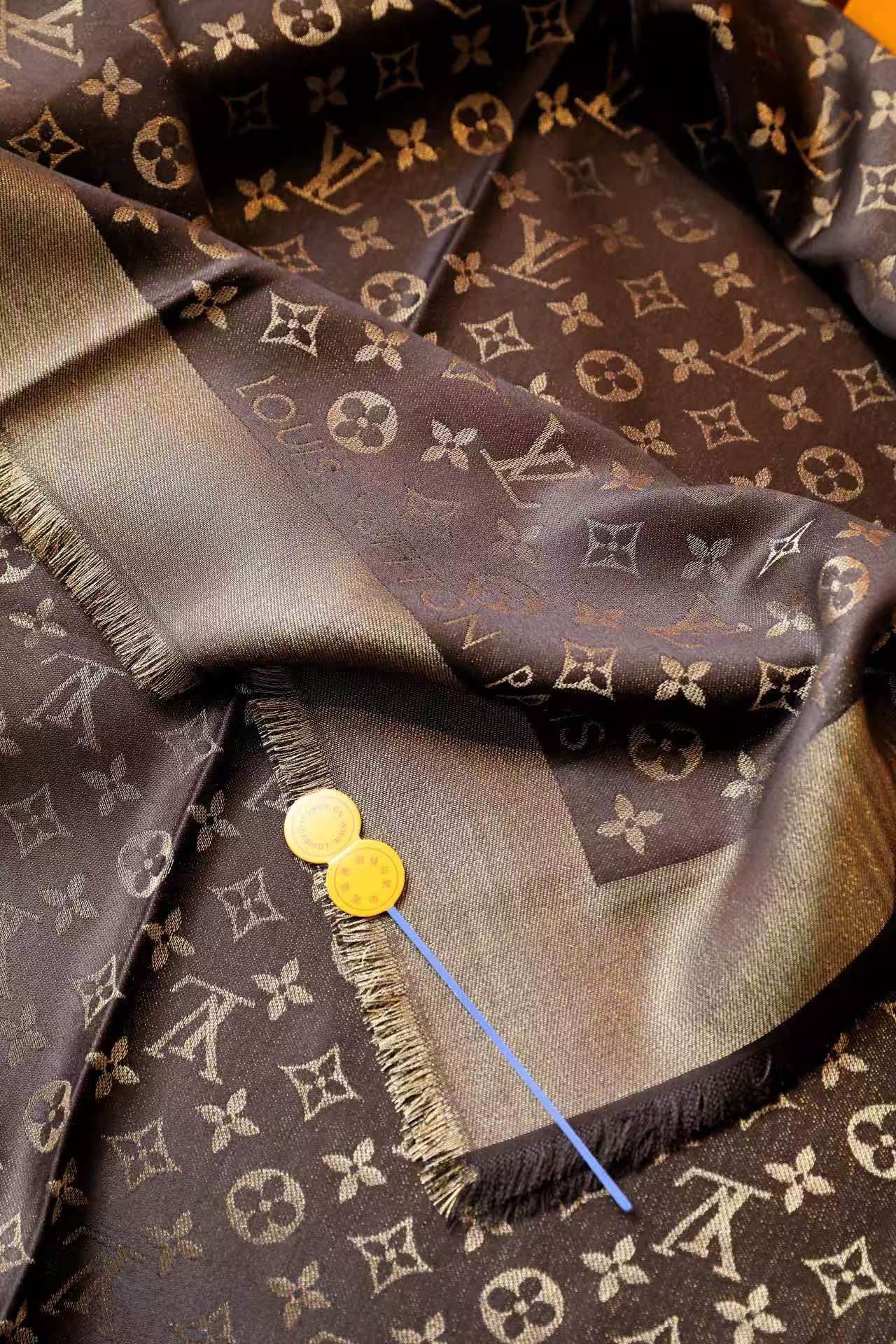 New versatile scarf