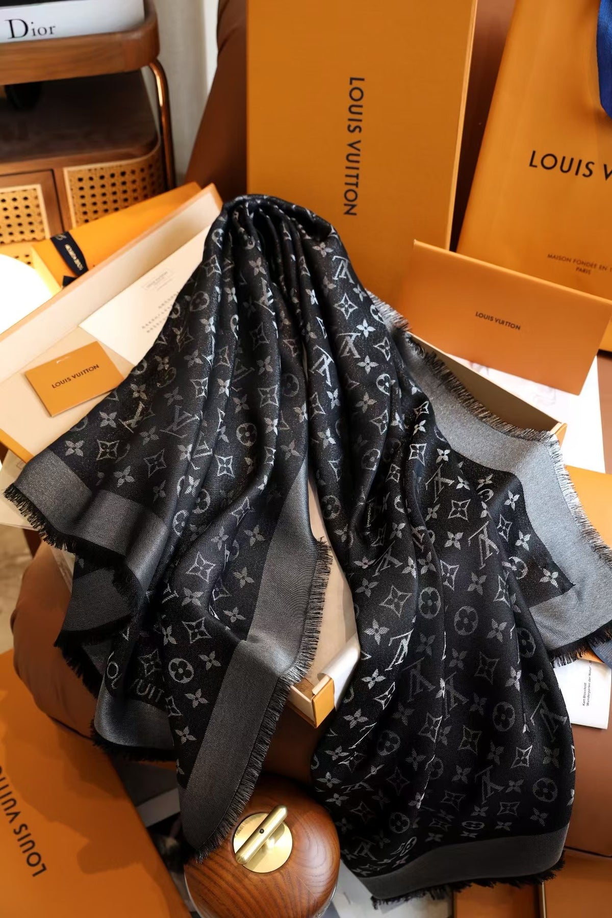 New versatile scarf