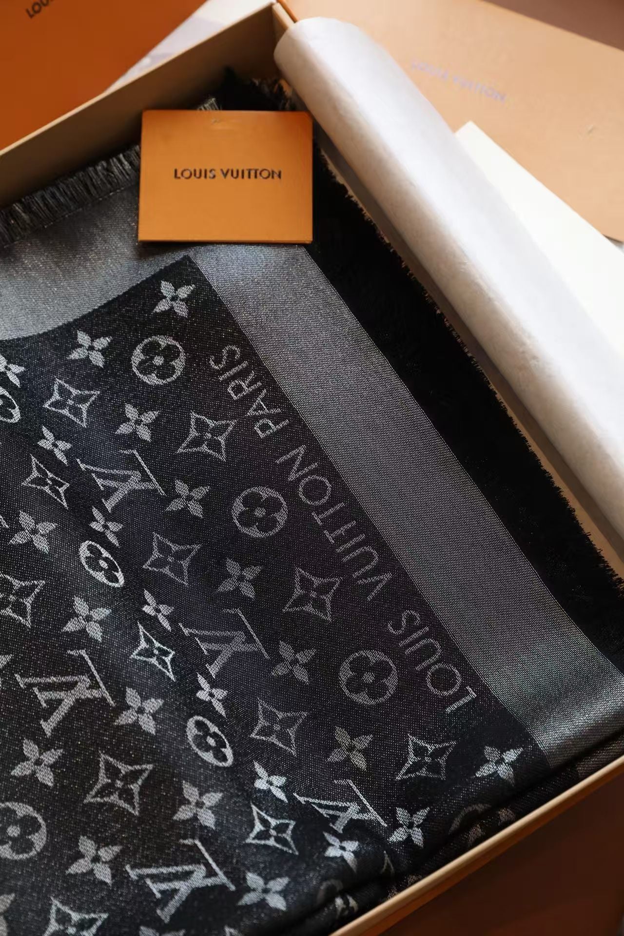 New versatile scarf