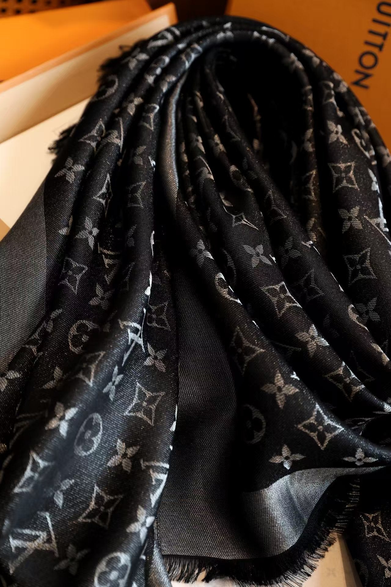 New versatile scarf