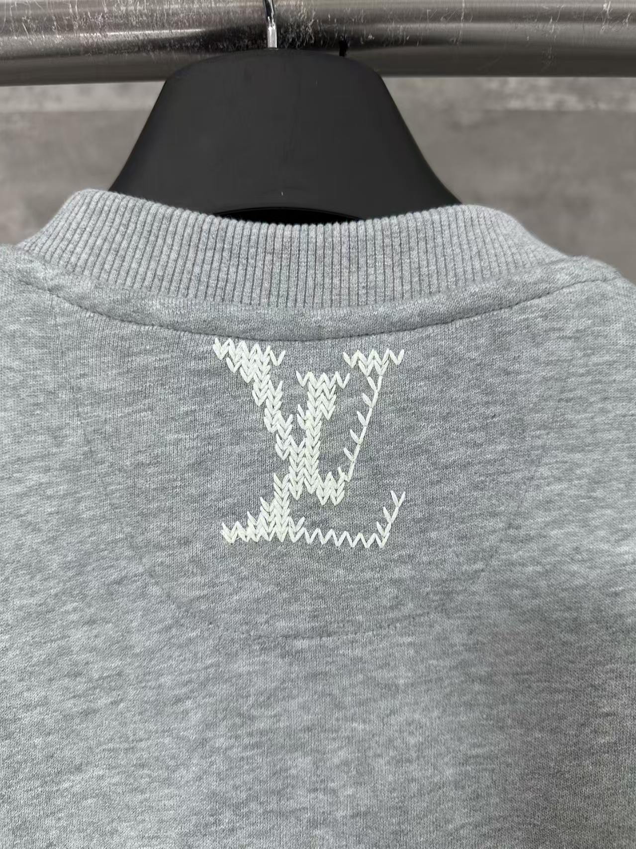 New embroidered round neck hoodie