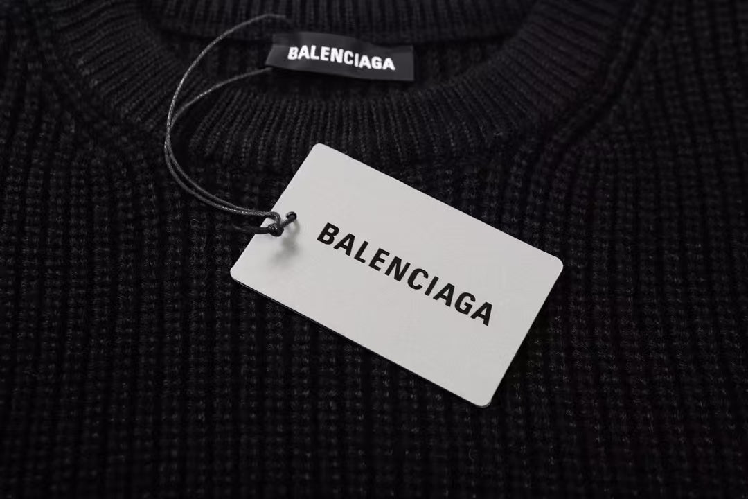 Loose and fashionable knitted sweater