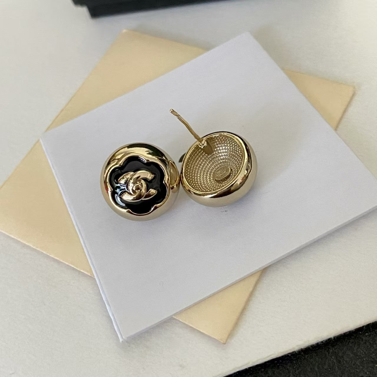 Black tea flower ball earrings