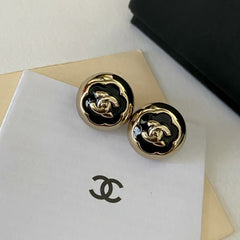 Black tea flower ball earrings