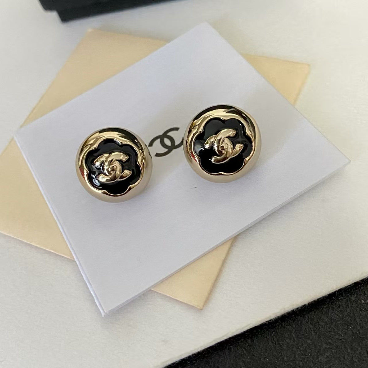 Black tea flower ball earrings