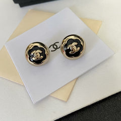 Black tea flower ball earrings