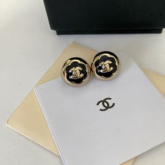 Black tea flower ball earrings