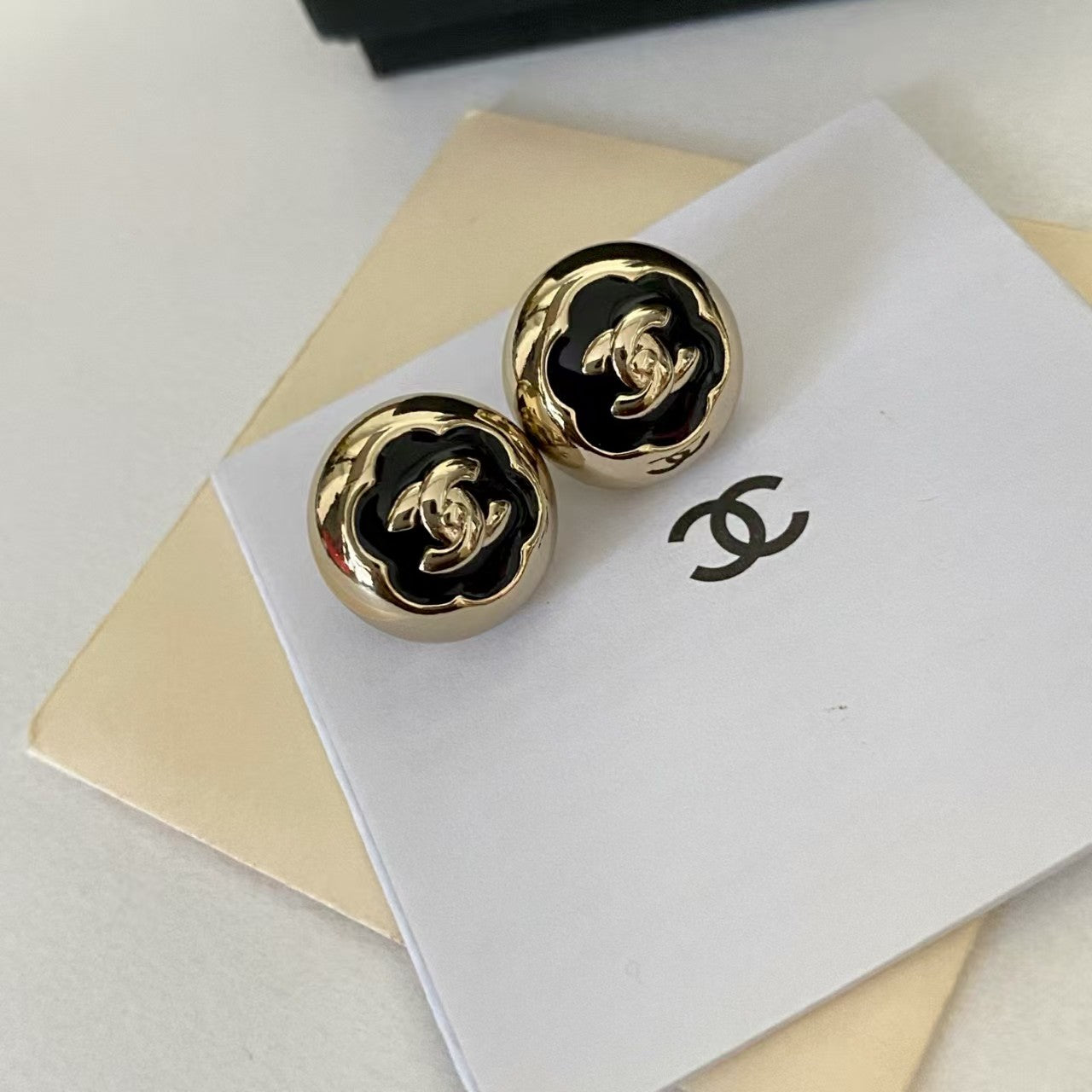 Black tea flower ball earrings