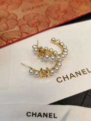Circular pearl letter earrings