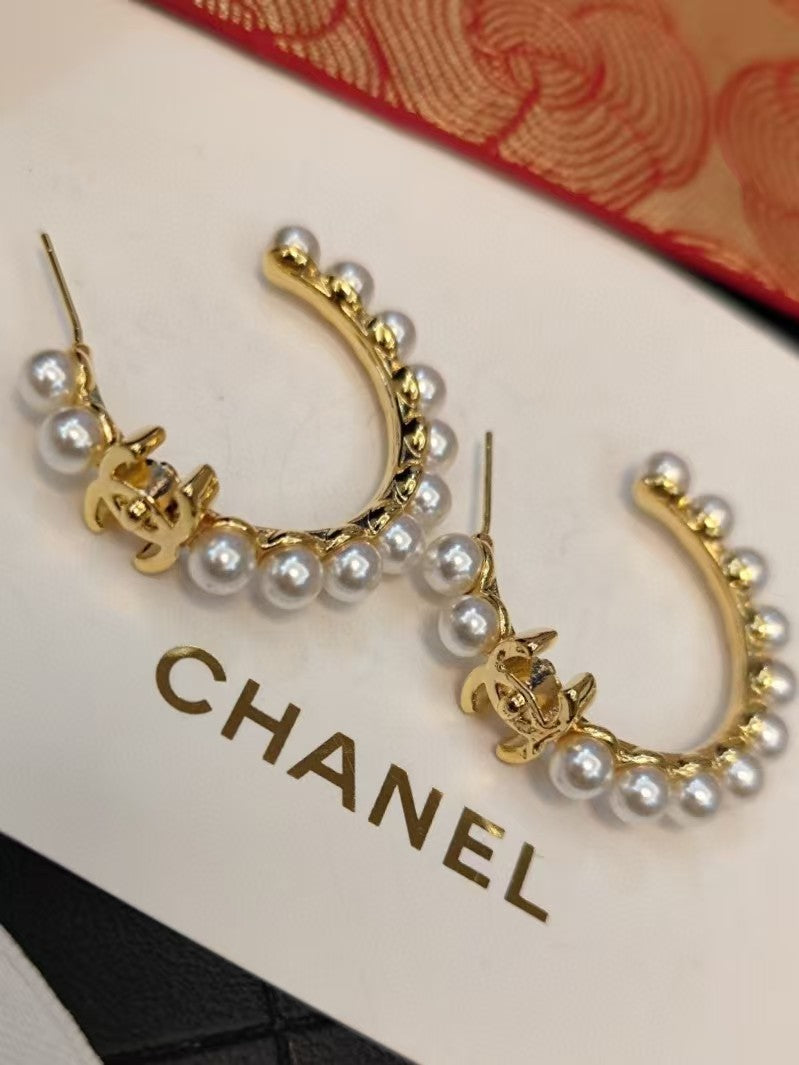 Circular pearl letter earrings