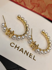 Circular pearl letter earrings