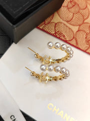 Circular pearl letter earrings