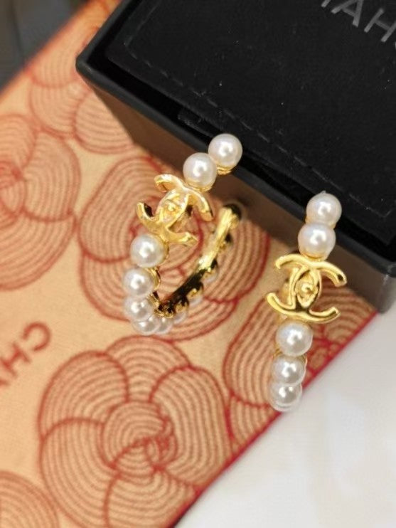 Circular pearl letter earrings