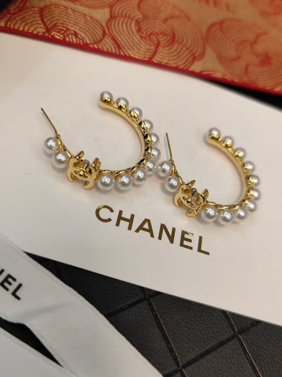 Circular pearl letter earrings