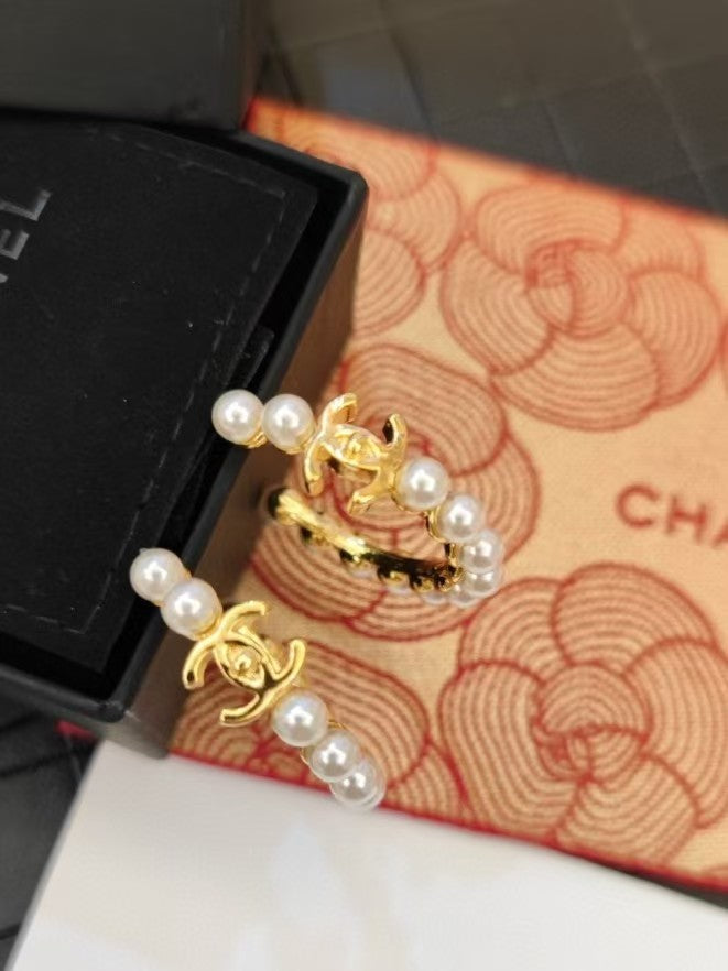 Circular pearl letter earrings