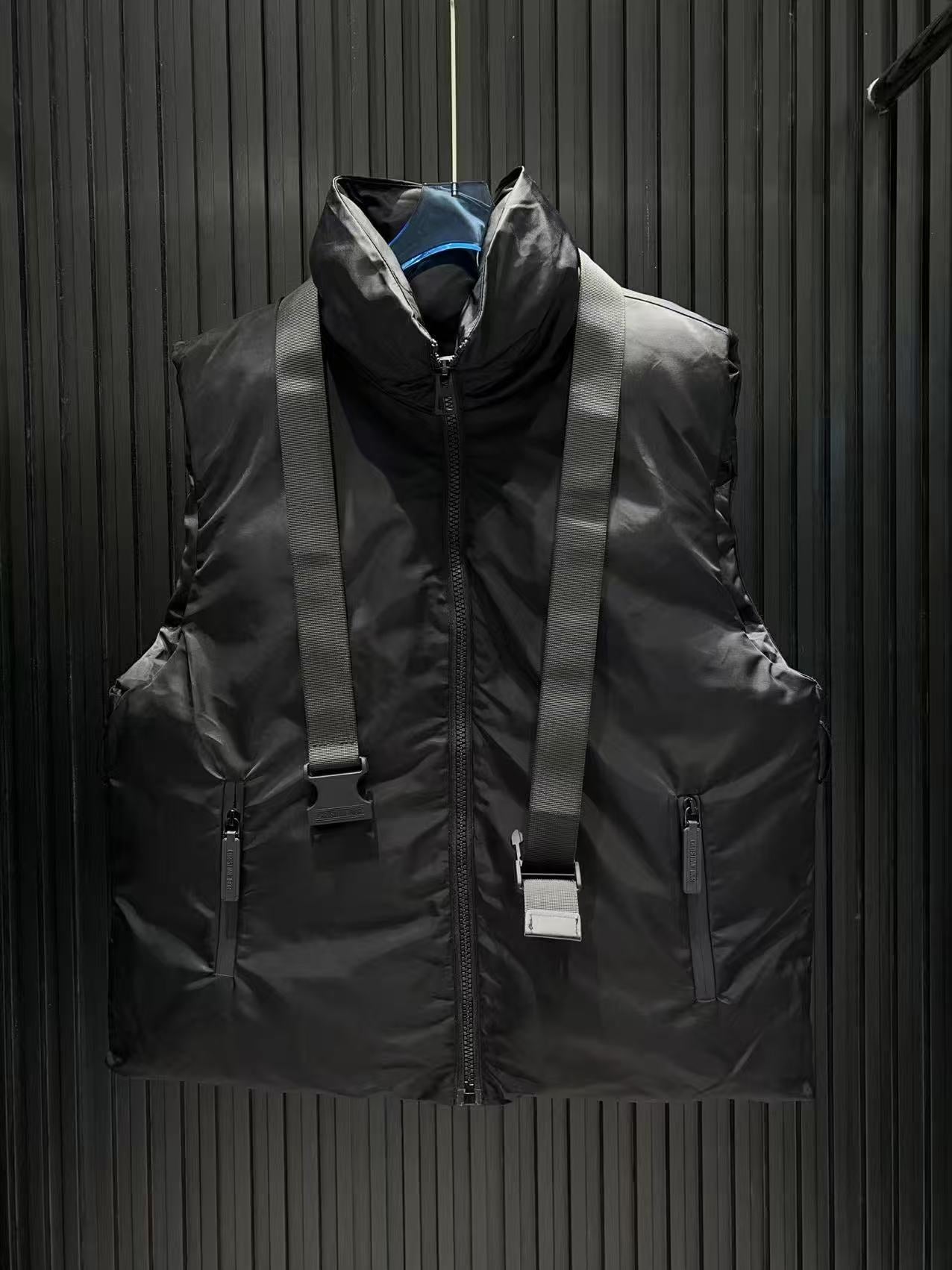 Stand up collar, waist belt, down vest