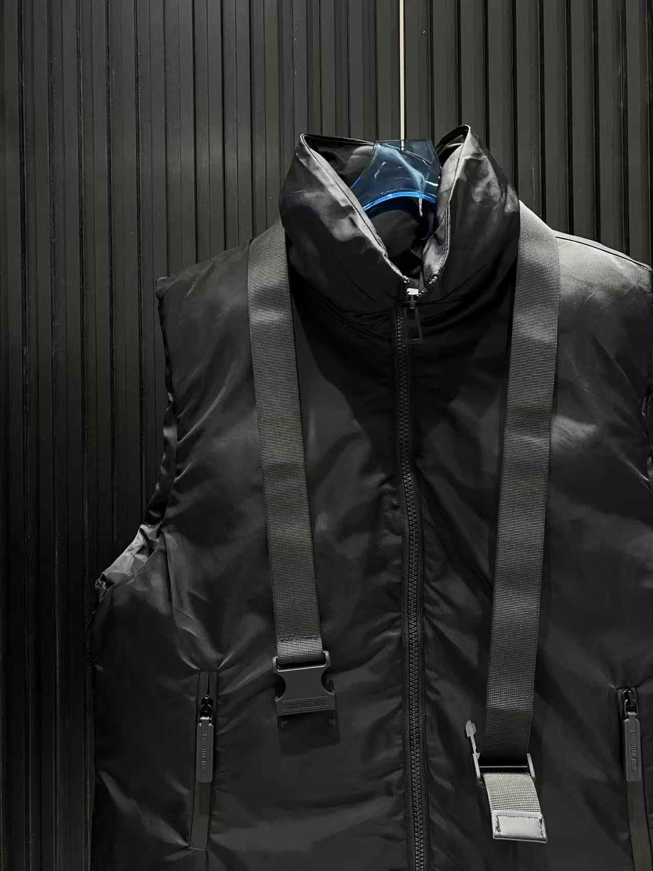 Stand up collar, waist belt, down vest