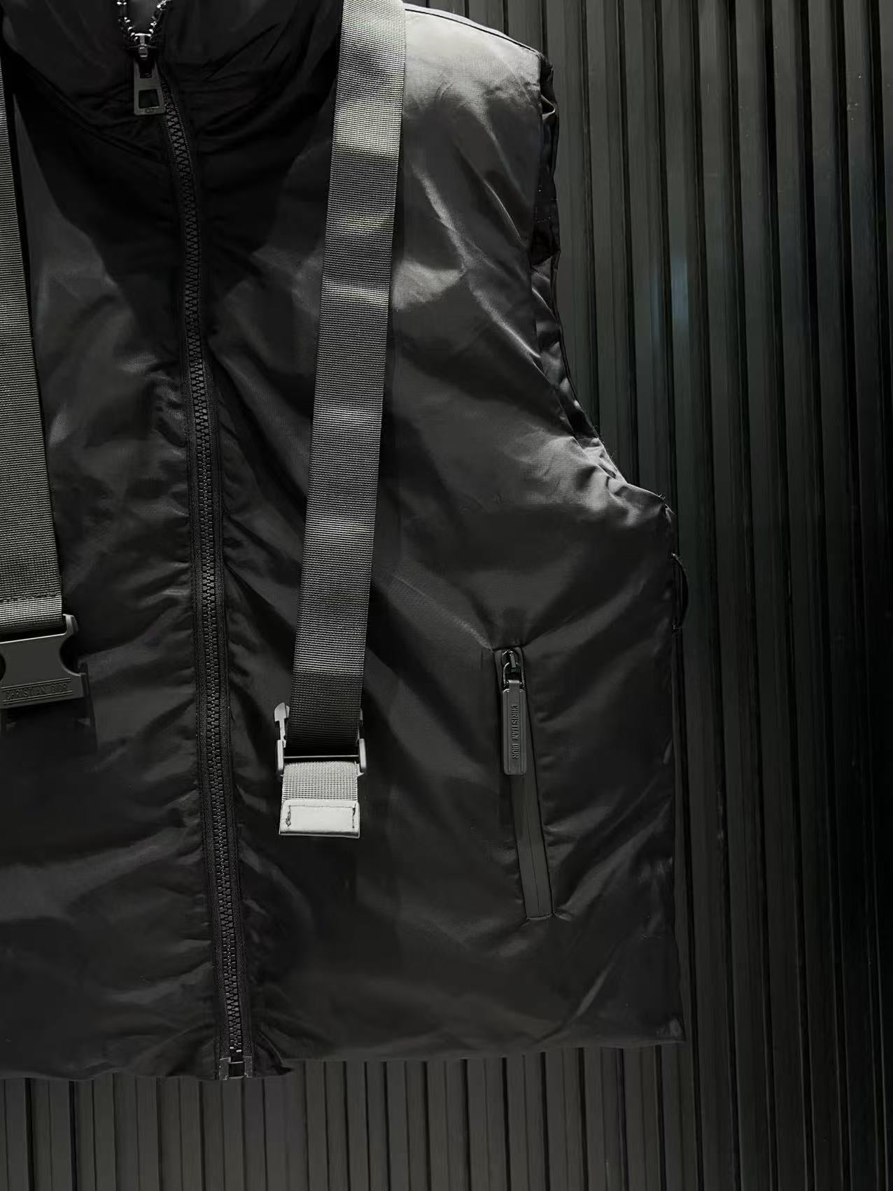 Stand up collar, waist belt, down vest