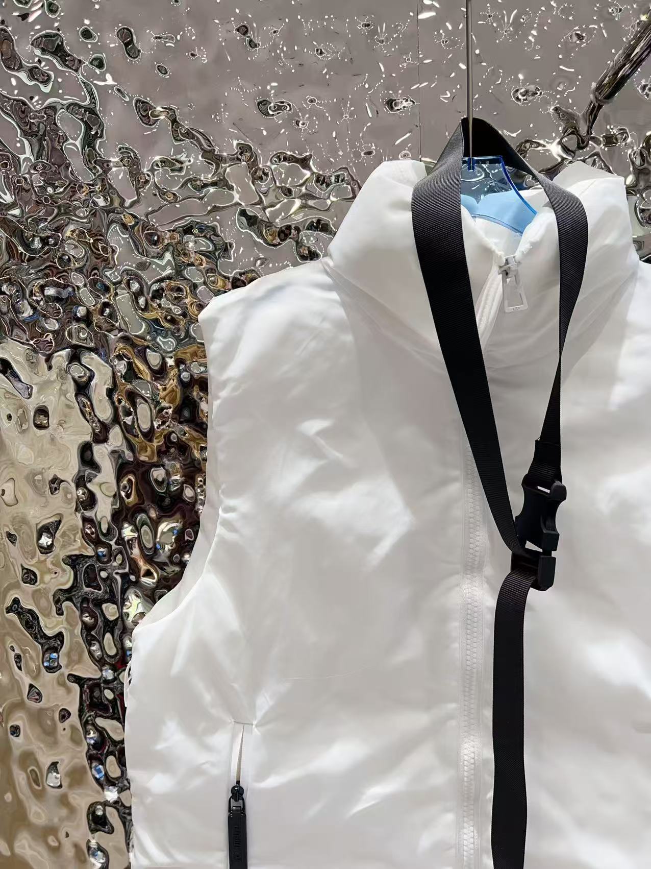 Stand up collar, waist belt, down vest