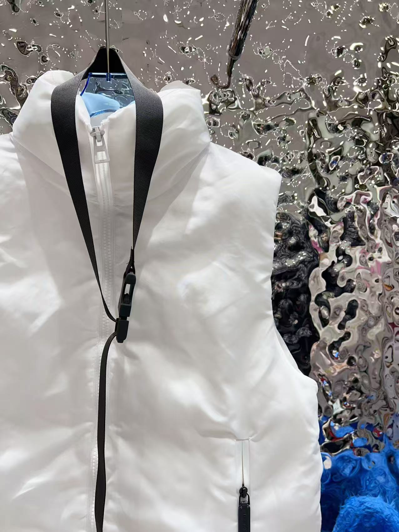 Stand up collar, waist belt, down vest