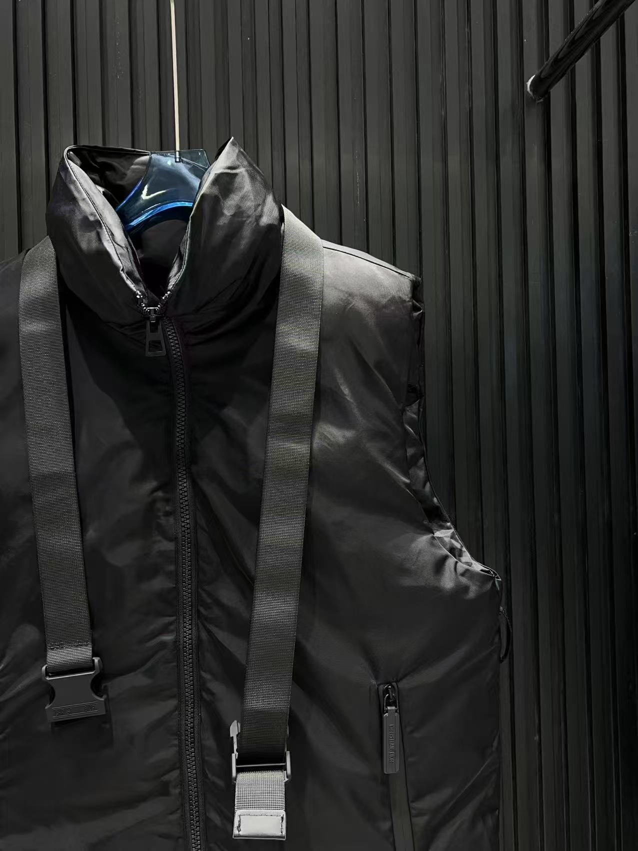 Stand up collar, waist belt, down vest