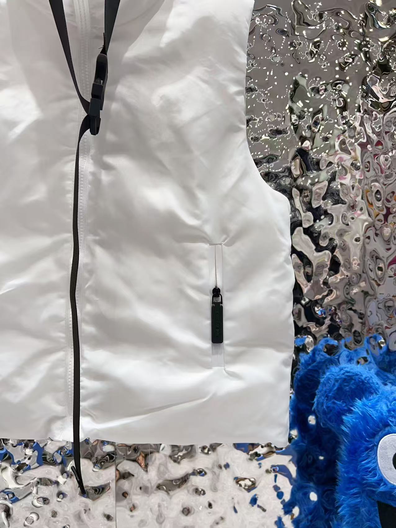 Stand up collar, waist belt, down vest