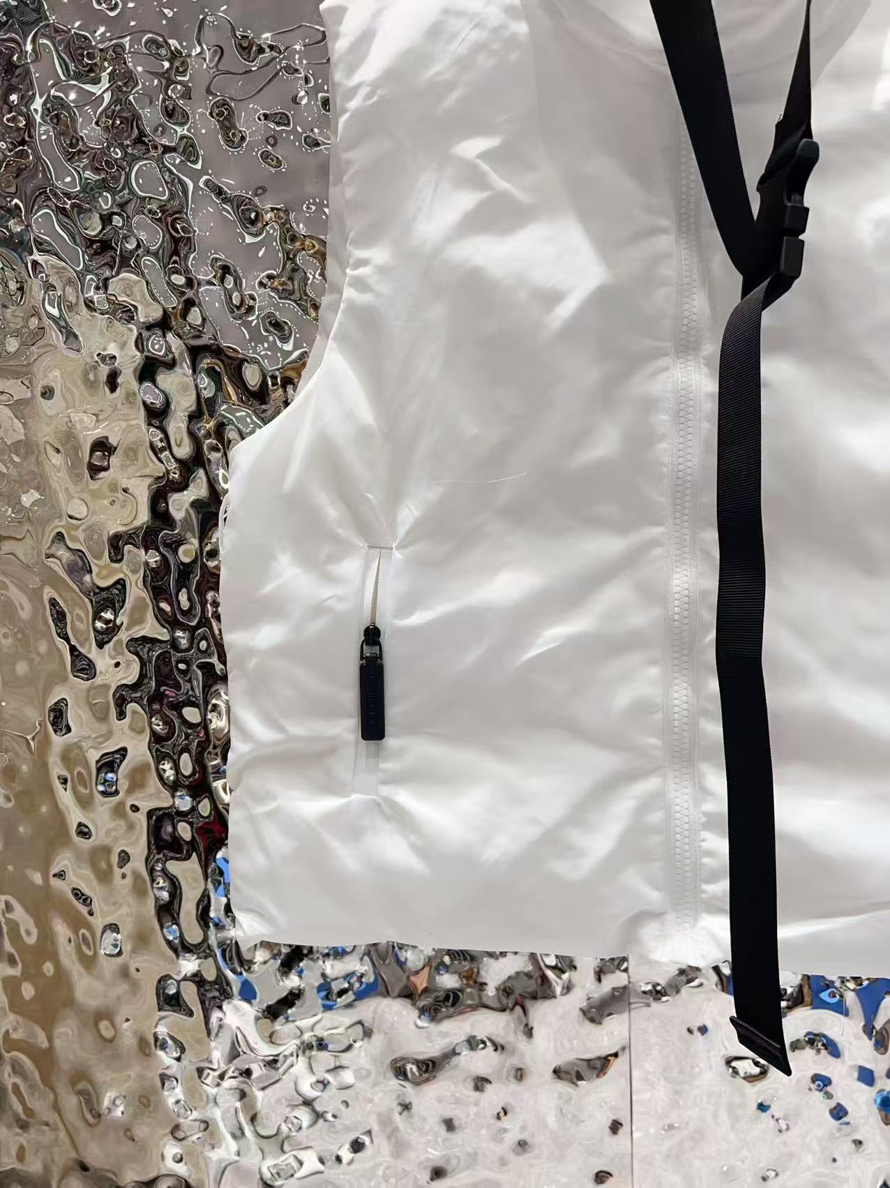 Stand up collar, waist belt, down vest