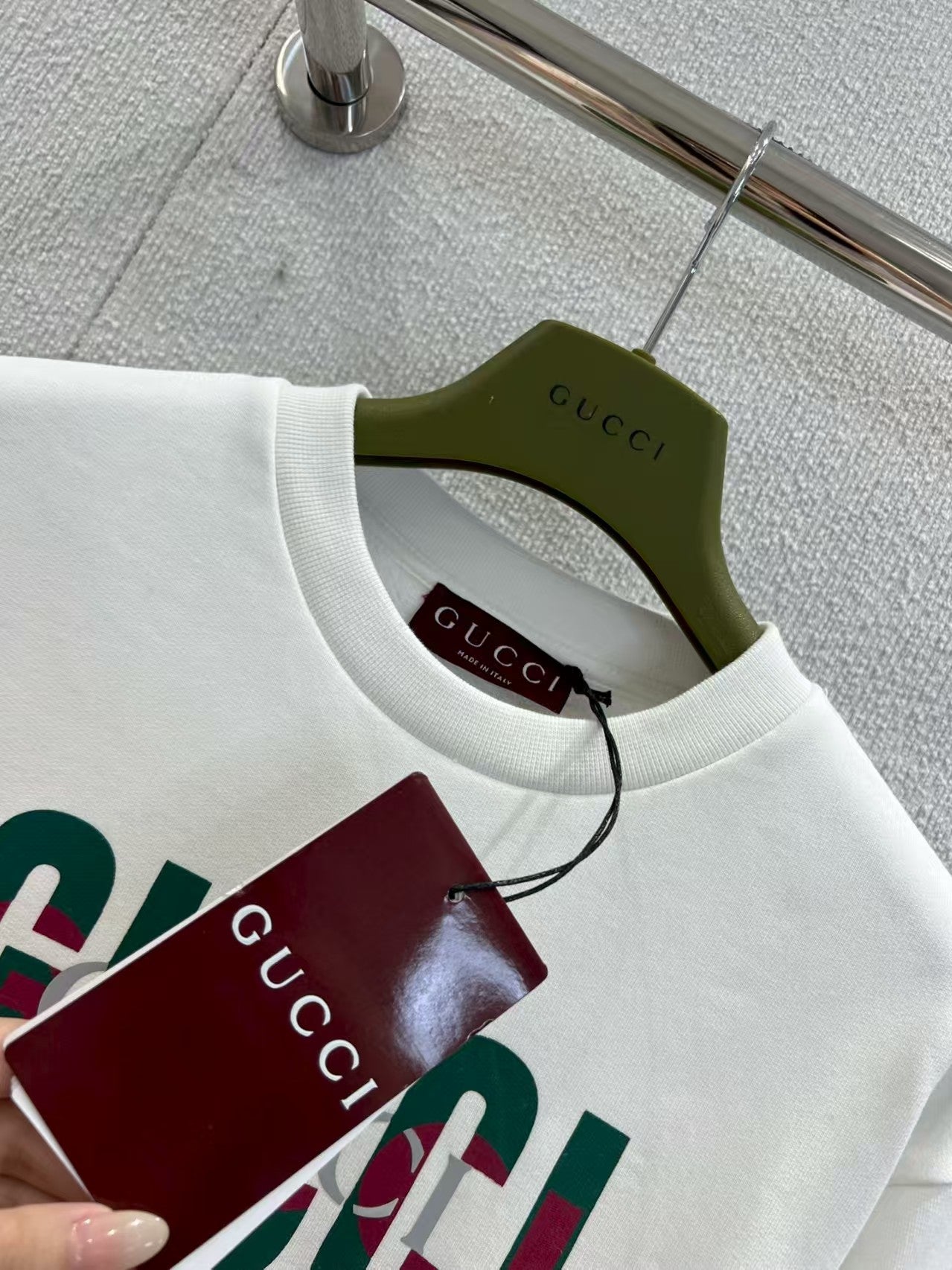 Color blocking letter print round neck