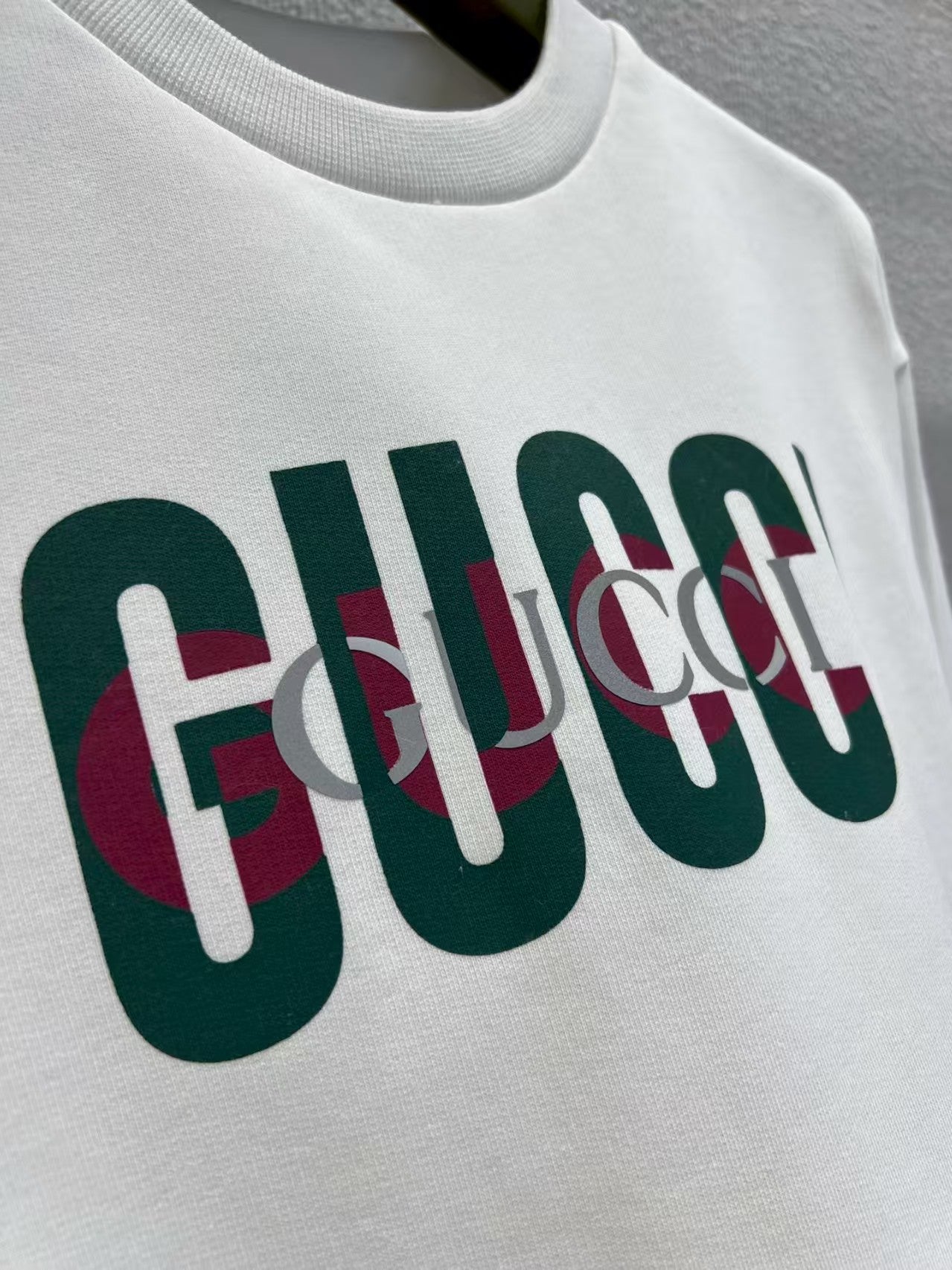 Color blocking letter print round neck