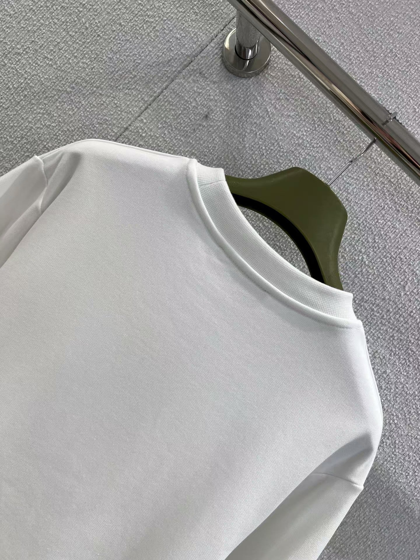Color blocking letter print round neck