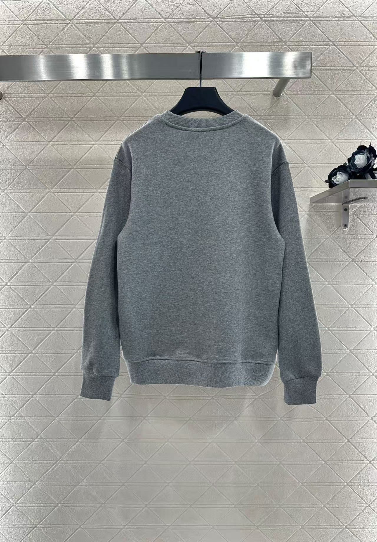 Color blocking letter print round neck