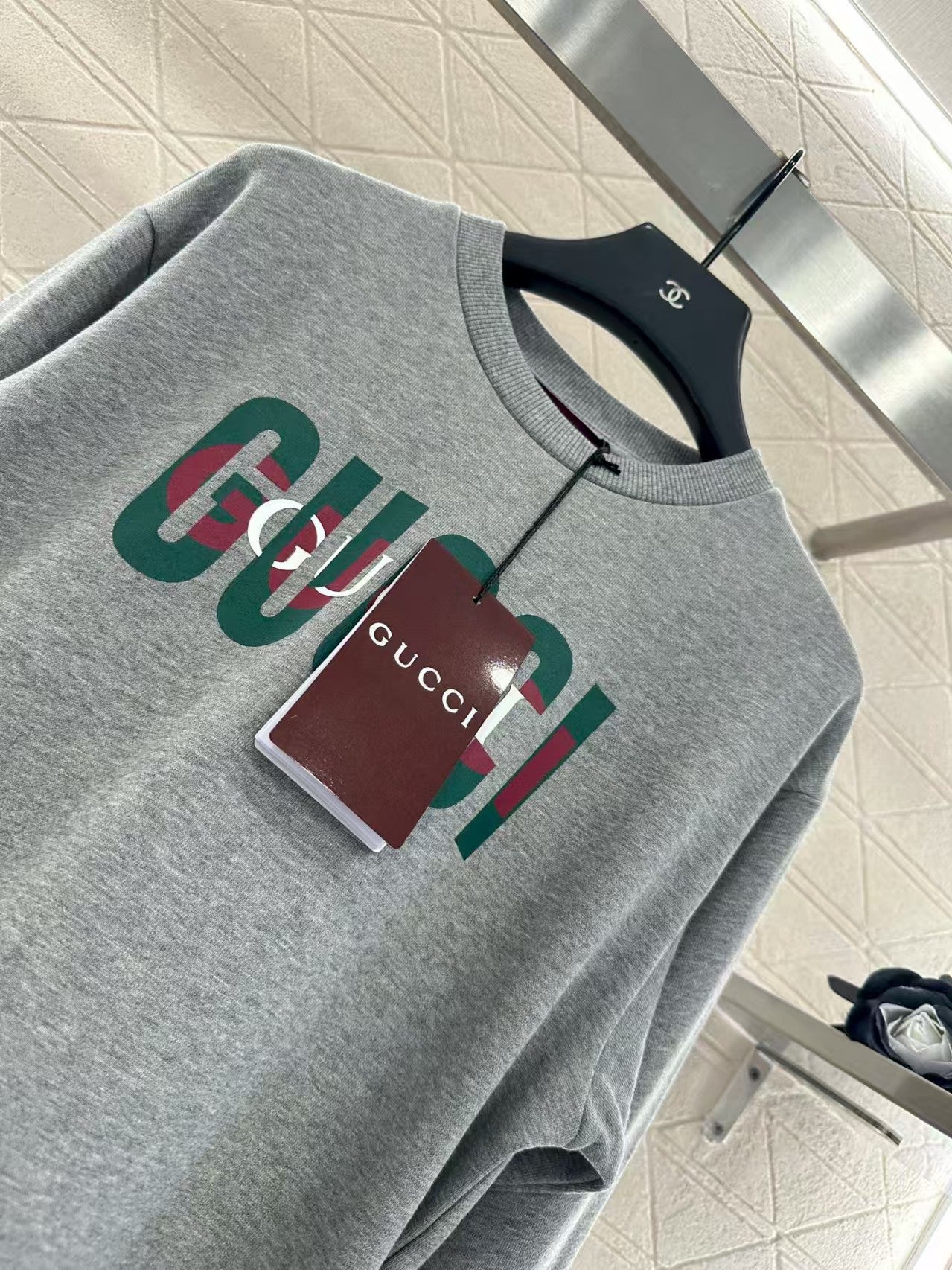 Color blocking letter print round neck