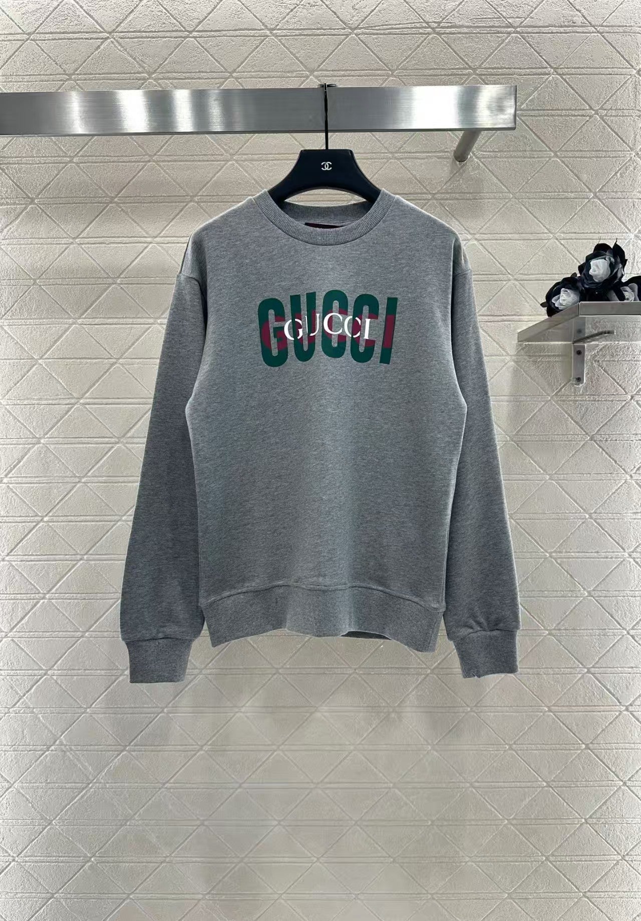 Color blocking letter print round neck