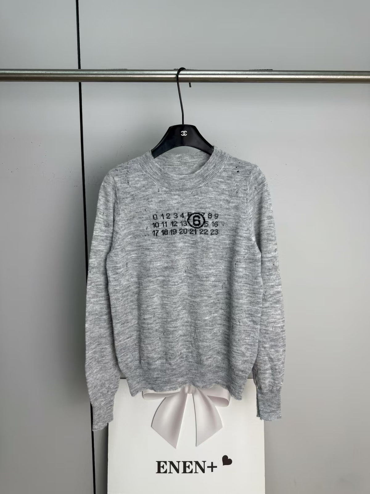 New round neck knitted sweater