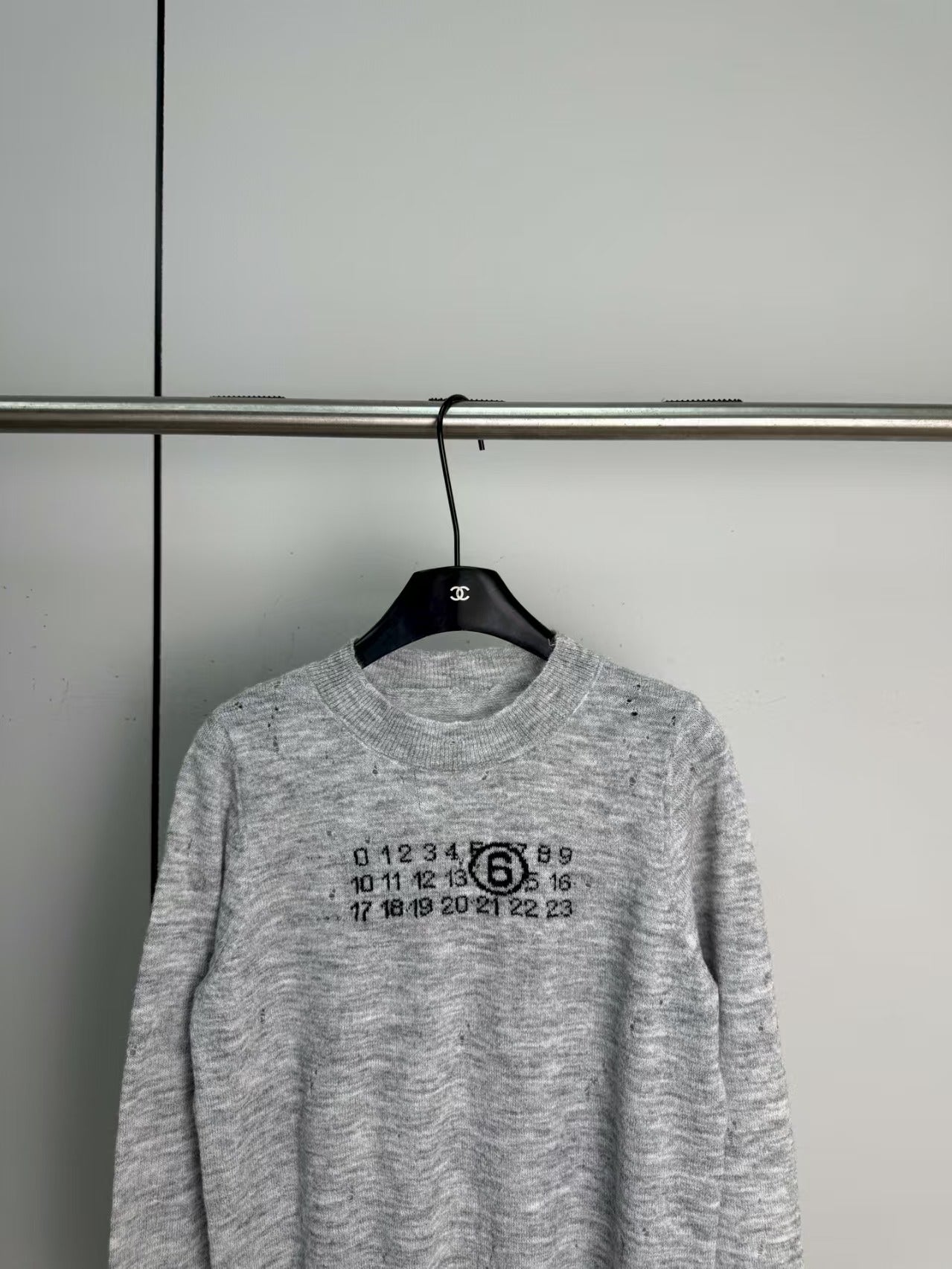 New round neck knitted sweater