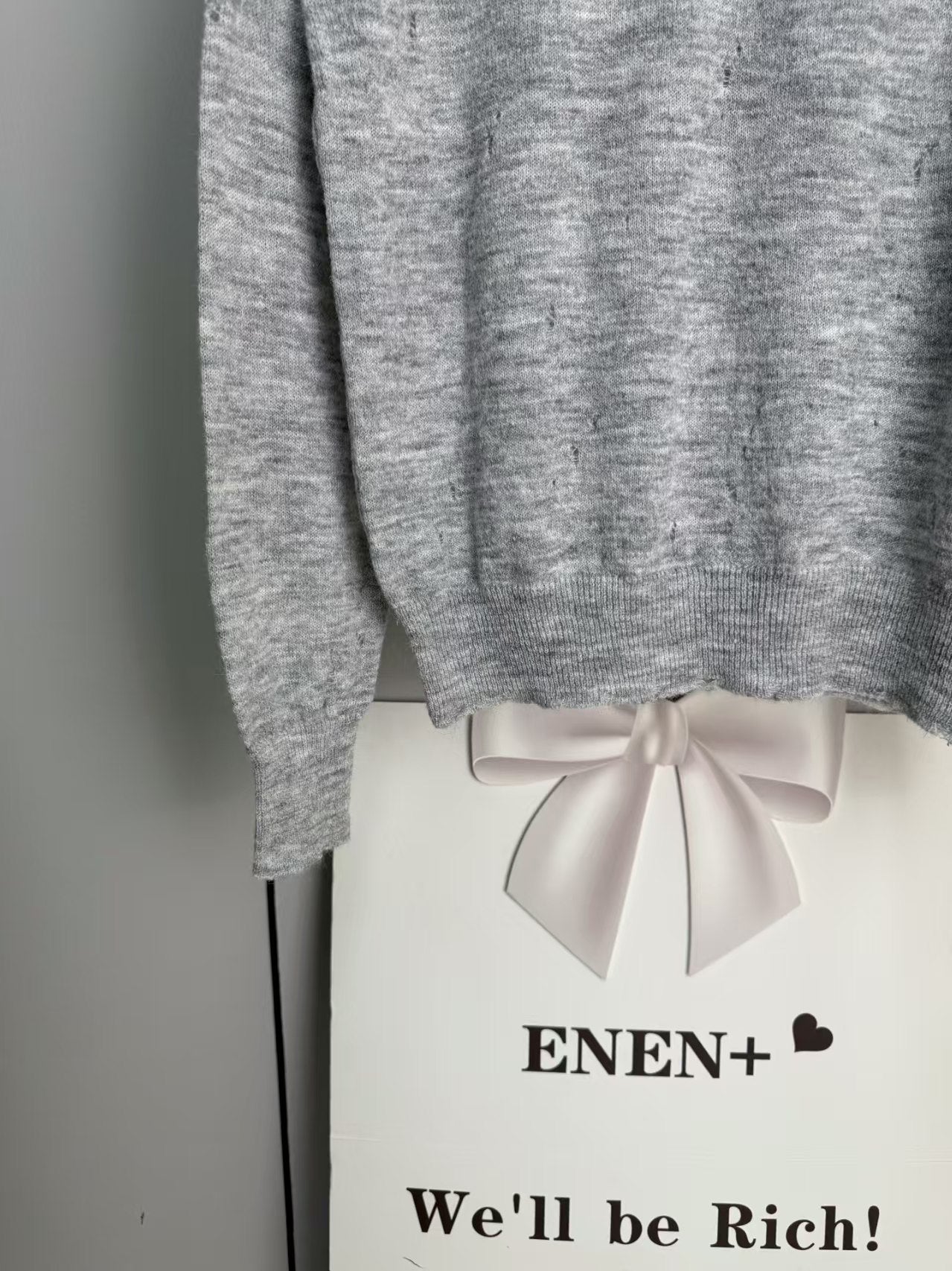 New round neck knitted sweater