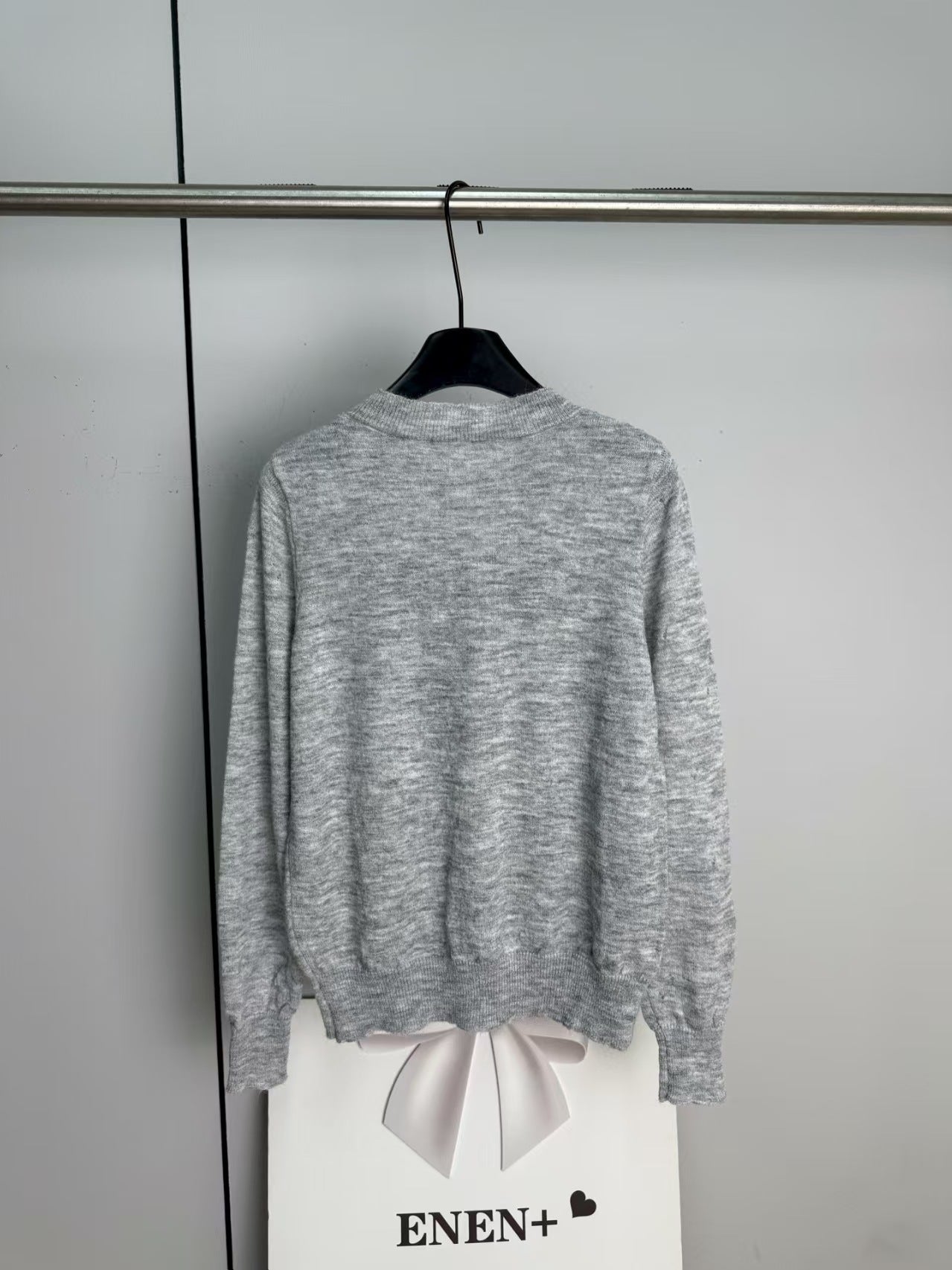 New round neck knitted sweater