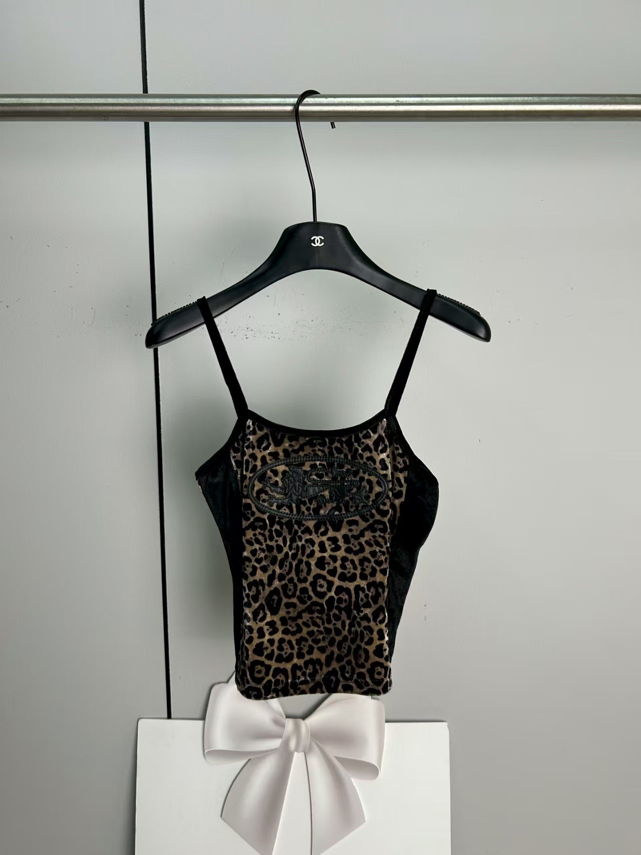 Splicing leopard print suspender straps