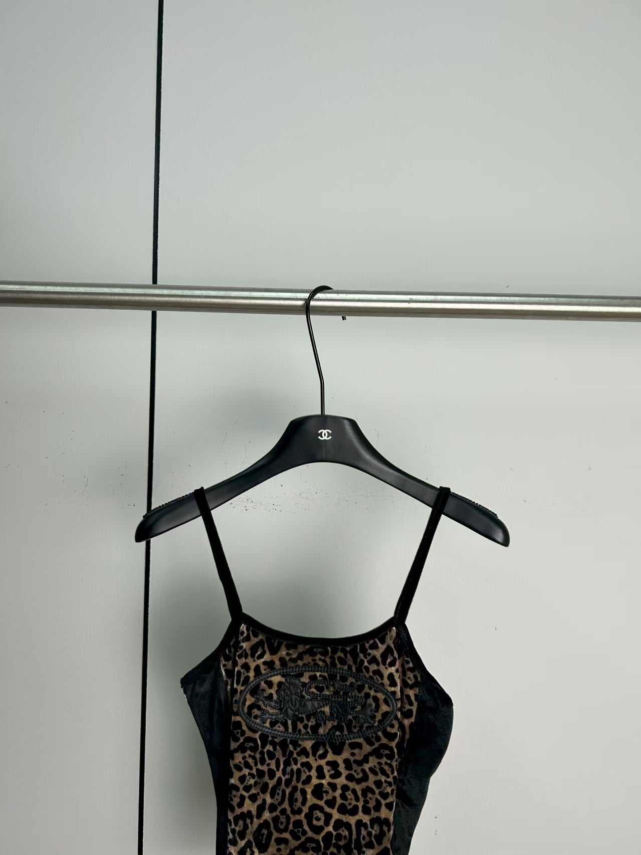 Splicing leopard print suspender straps