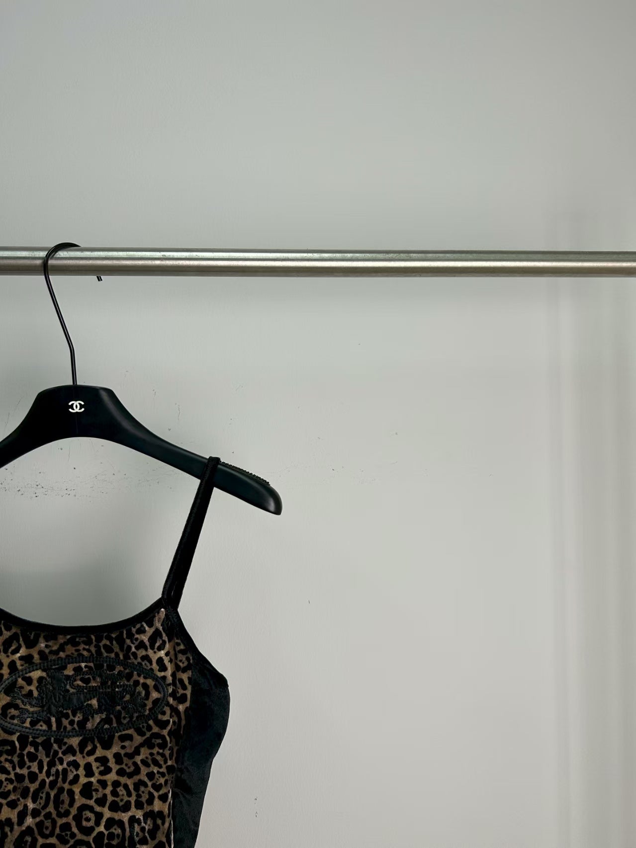 Splicing leopard print suspender straps