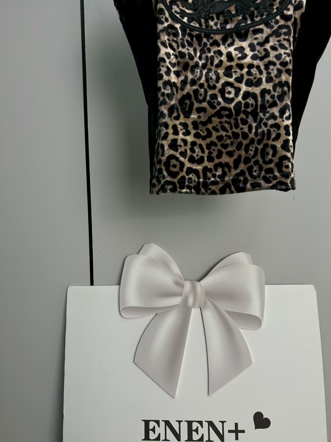 Splicing leopard print suspender straps