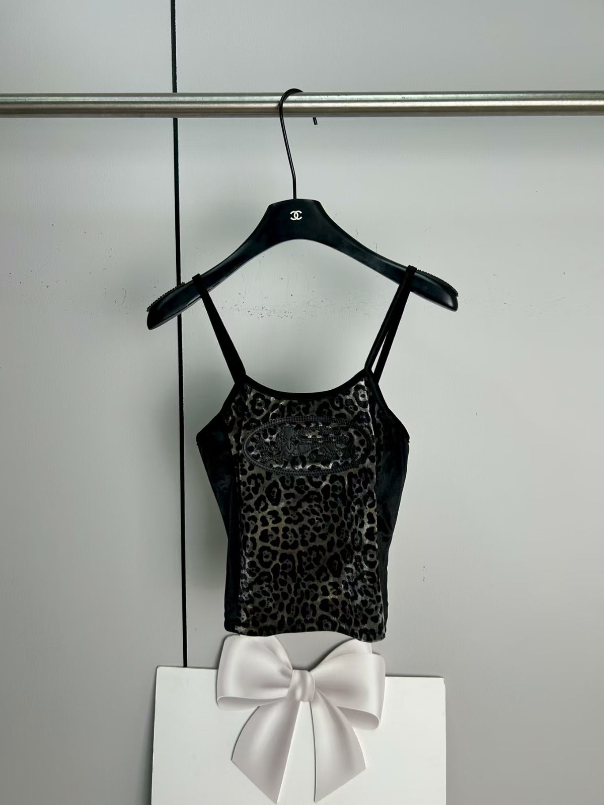 Splicing leopard print suspender straps