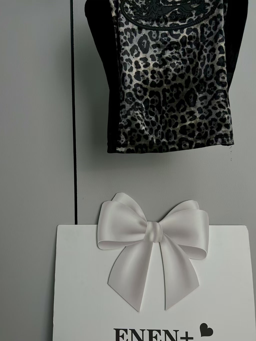 Splicing leopard print suspender straps