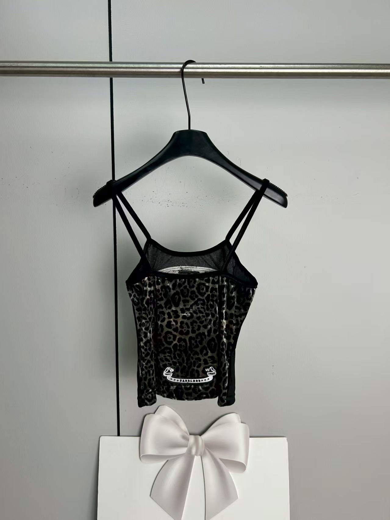 Splicing leopard print suspender straps