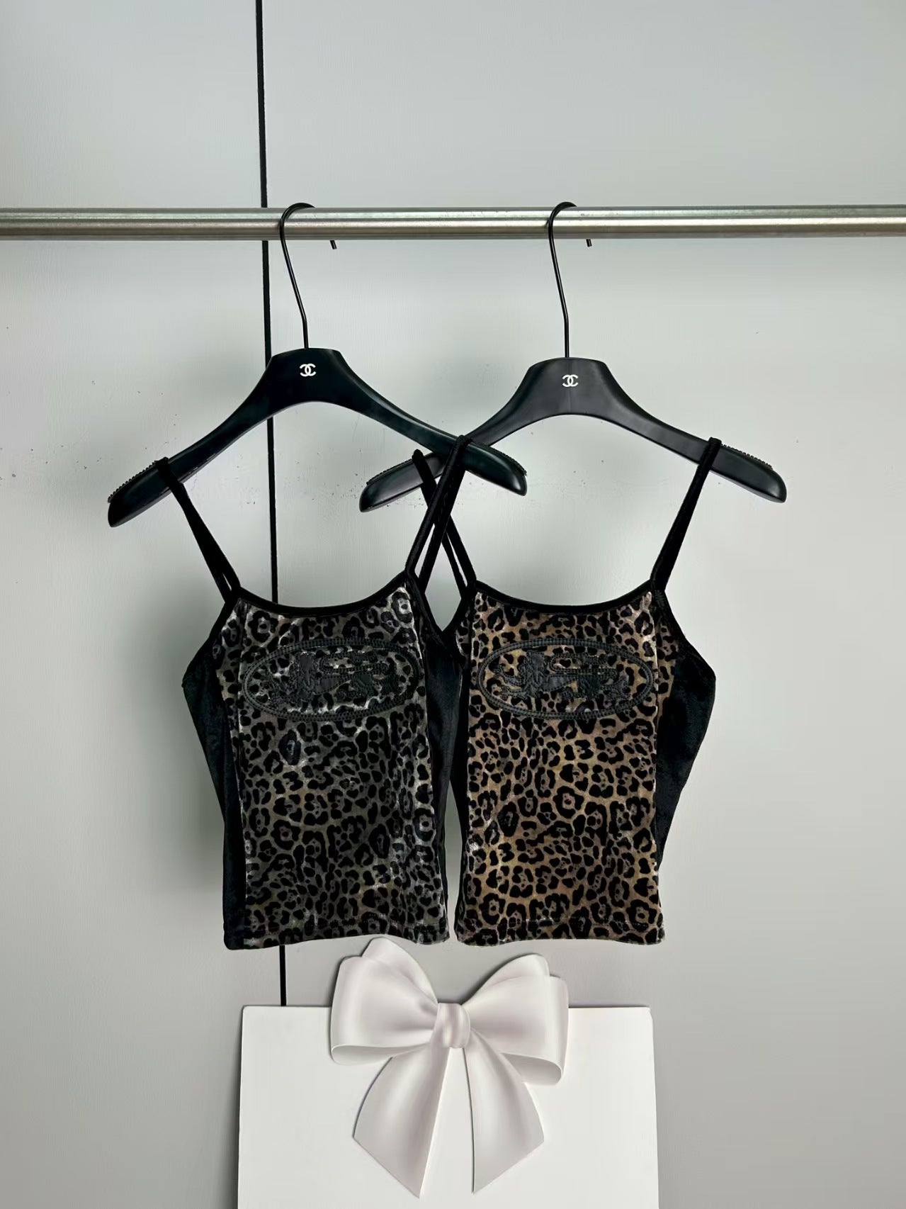 Splicing leopard print suspender straps