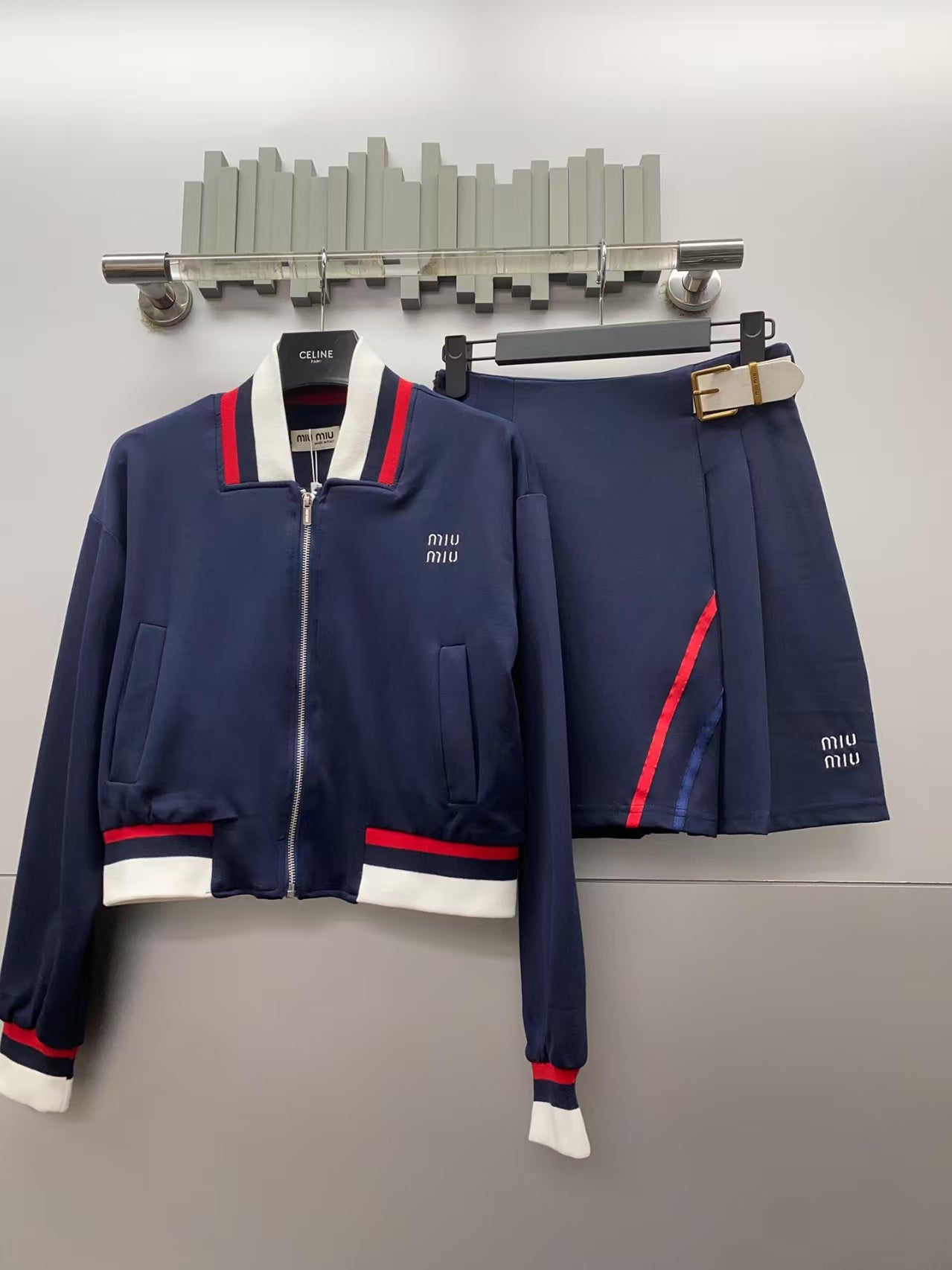 New short jacket paired with pleated half body
